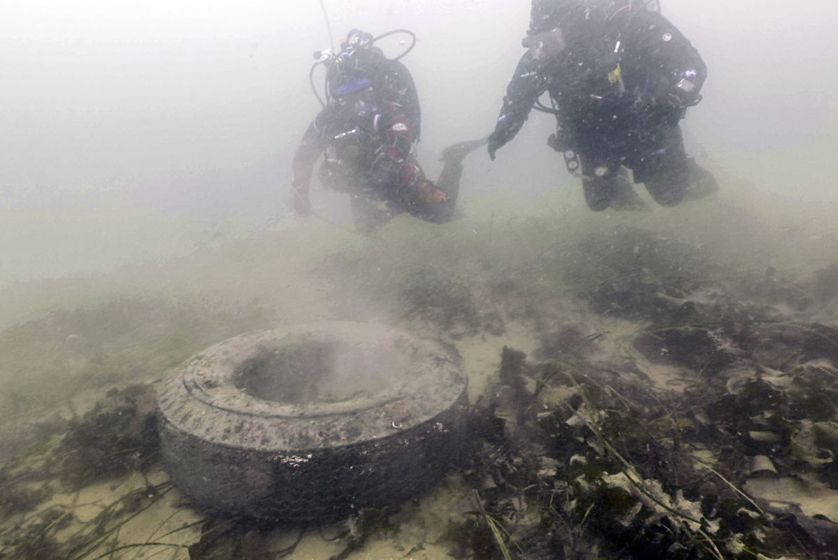 Divers recovering a tyre from Plymouth Sound [1000 Tyres Project]